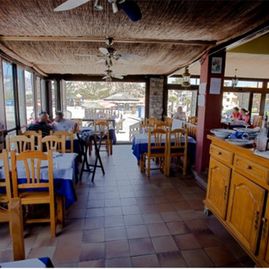 Restaurante El Peñón interior de restaurante con clientes