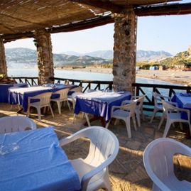 Restaurante El Peñón mesas con buena vista al mar