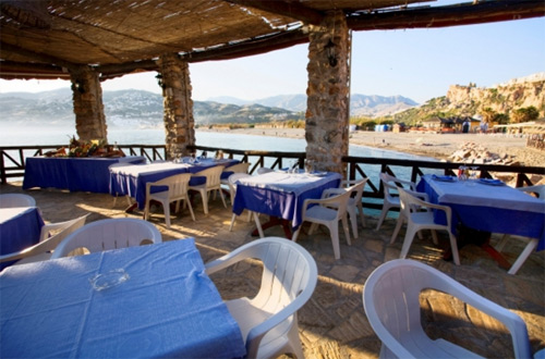 Restaurante El Peñón mesas con buena vista al mar